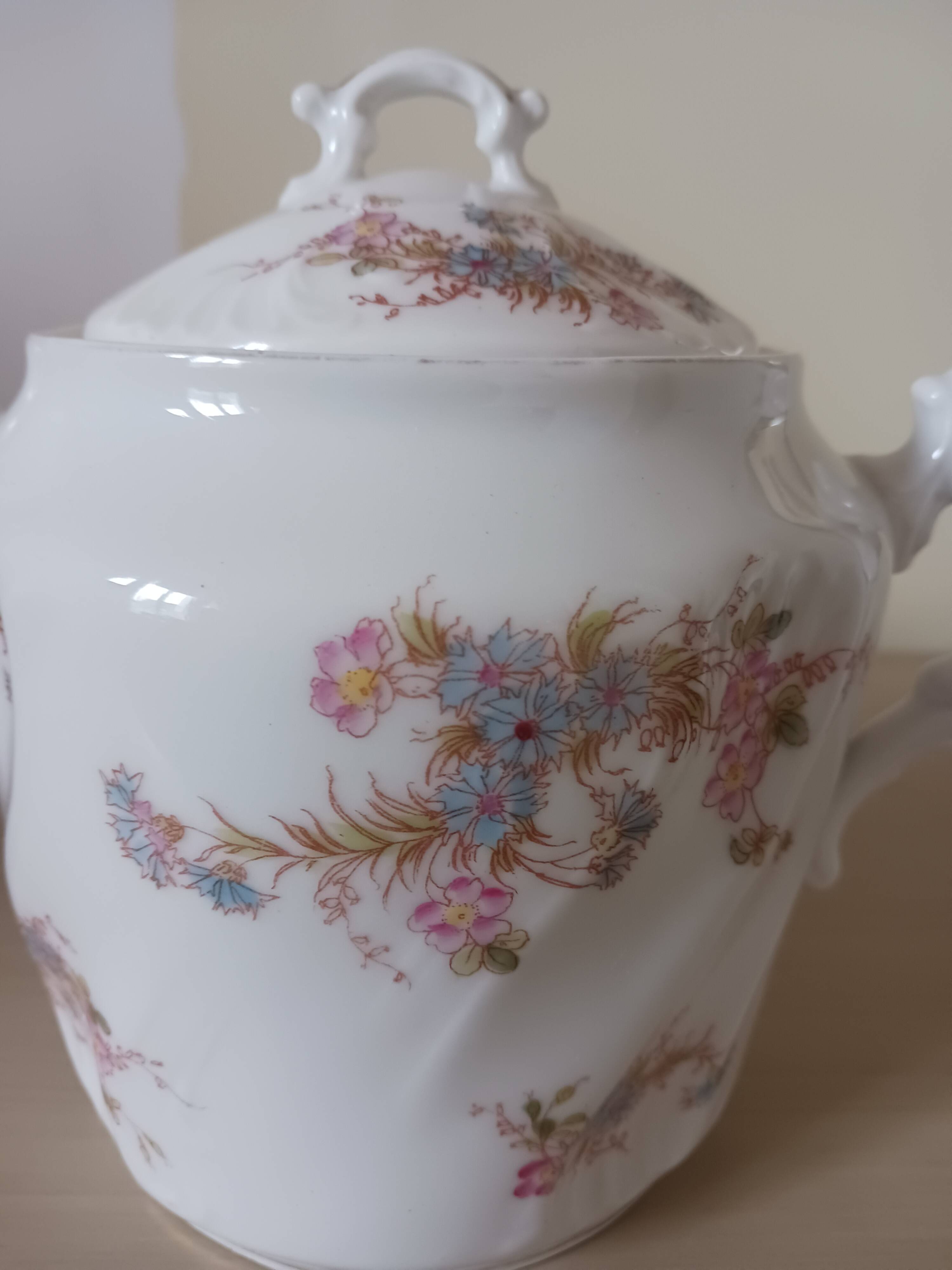 Antique porcelain sugar bowl, late 19th century.