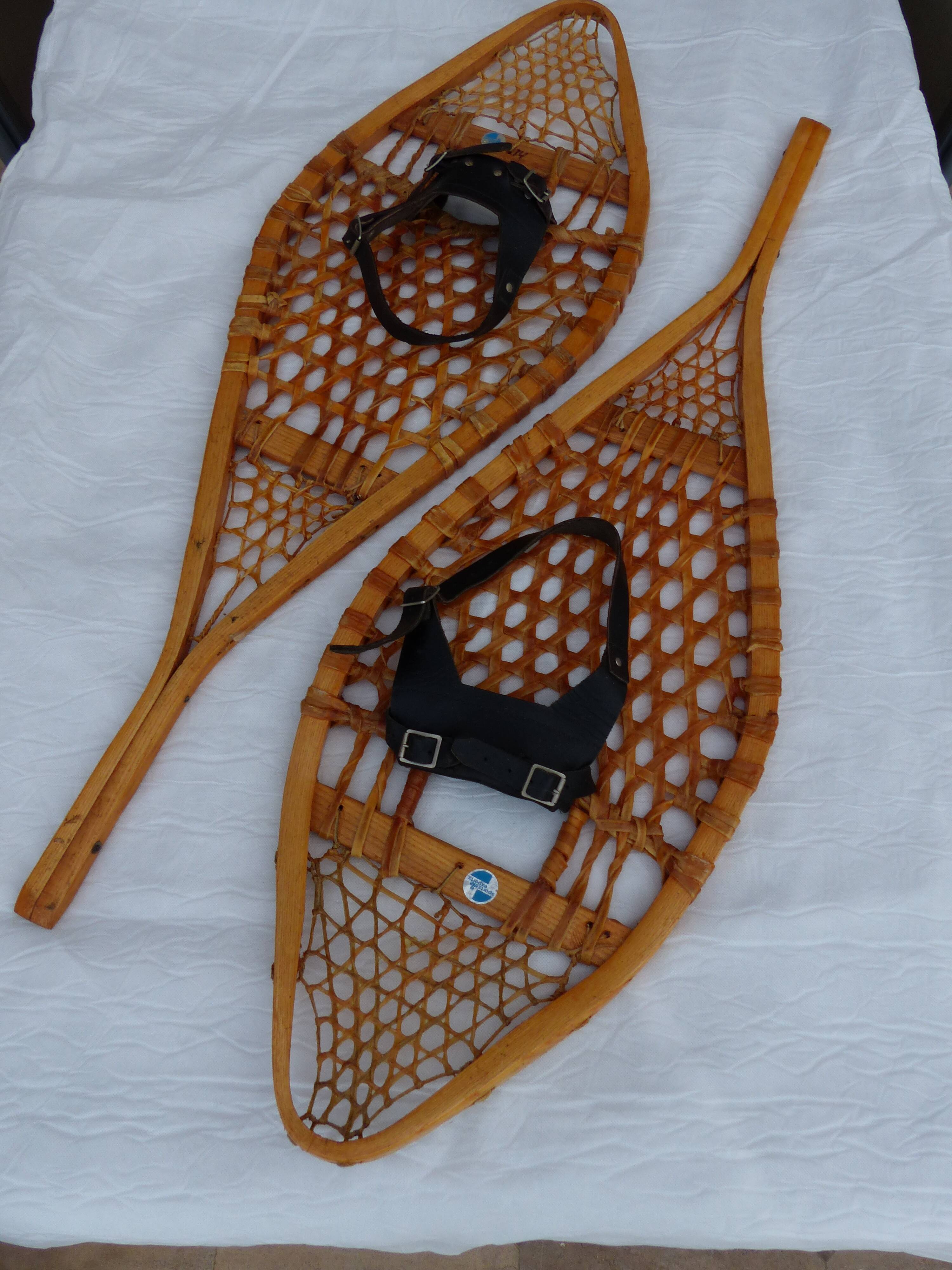 Anciennes raquettes à neige en bois et nerf de boeuf Selency