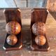 Paire de serre-livres en bois sculpté