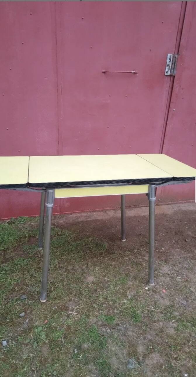 Table extensible en Formica jaune