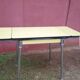 Table extensible en Formica jaune