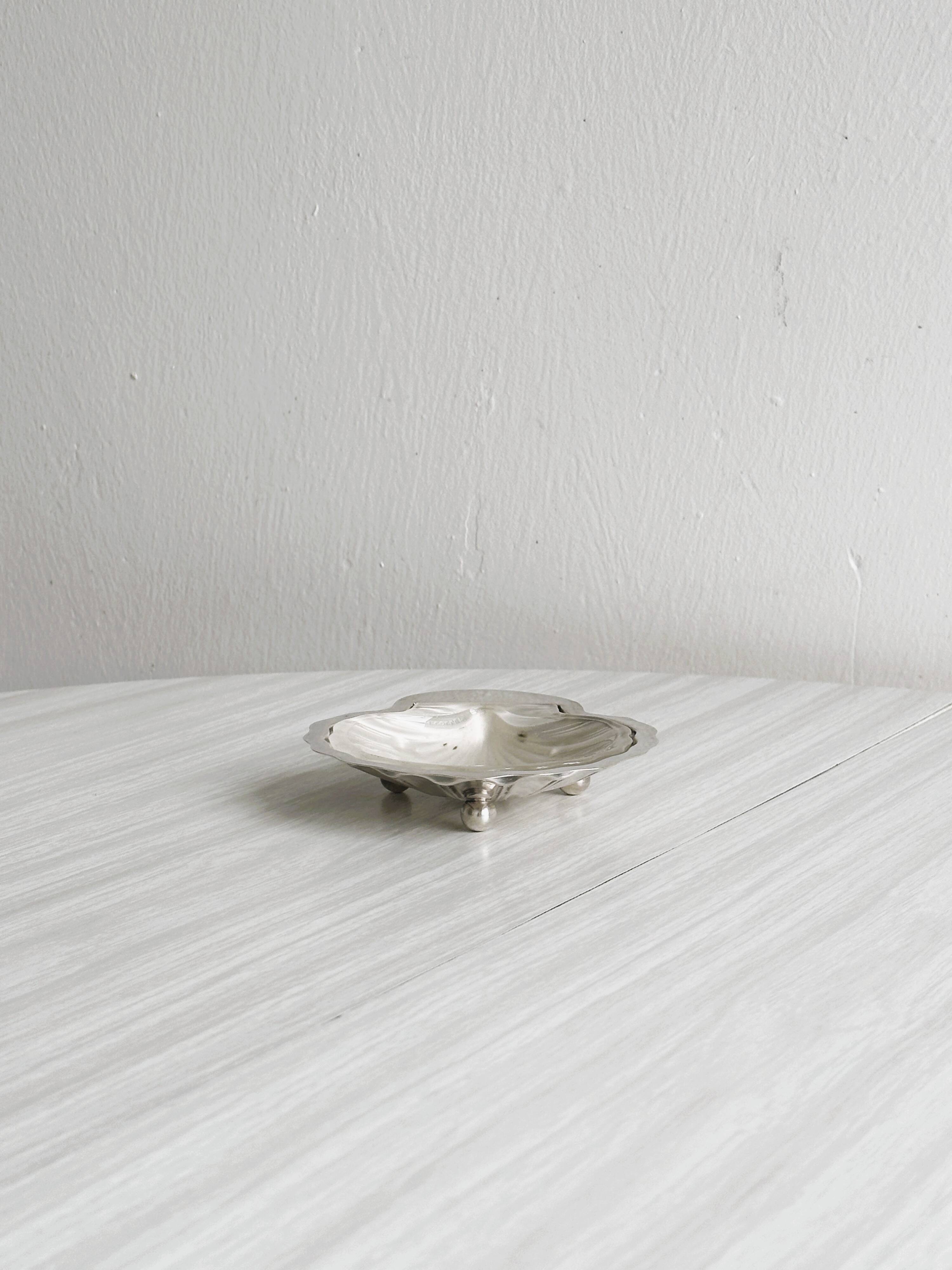 Shell-shaped jewelry holder or butter dish