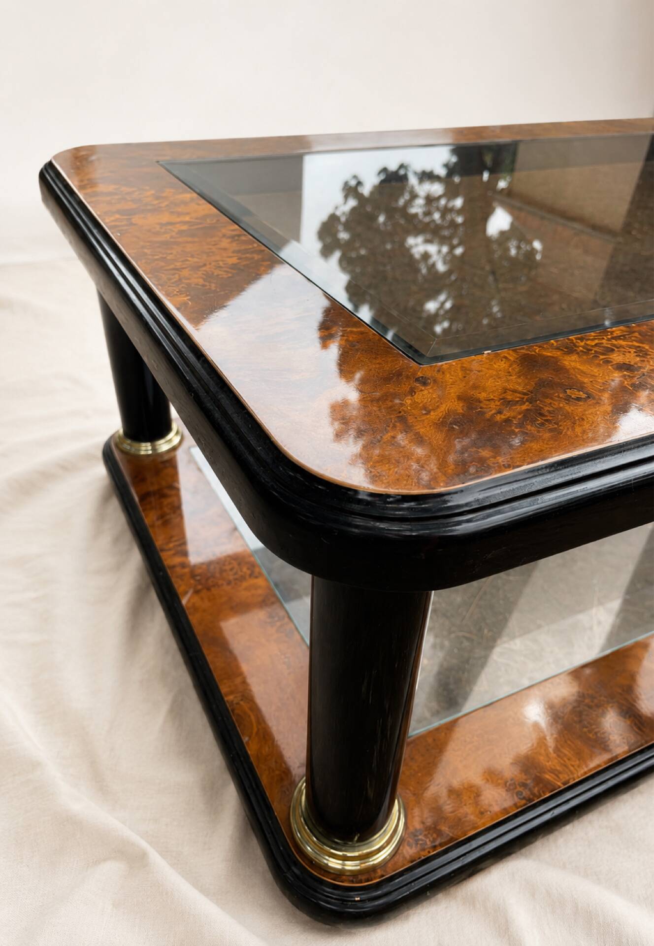 Table basse en loupe de bois, verre et laiton de style Art Déco