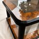 Table basse en loupe de bois, verre et laiton de style Art Déco