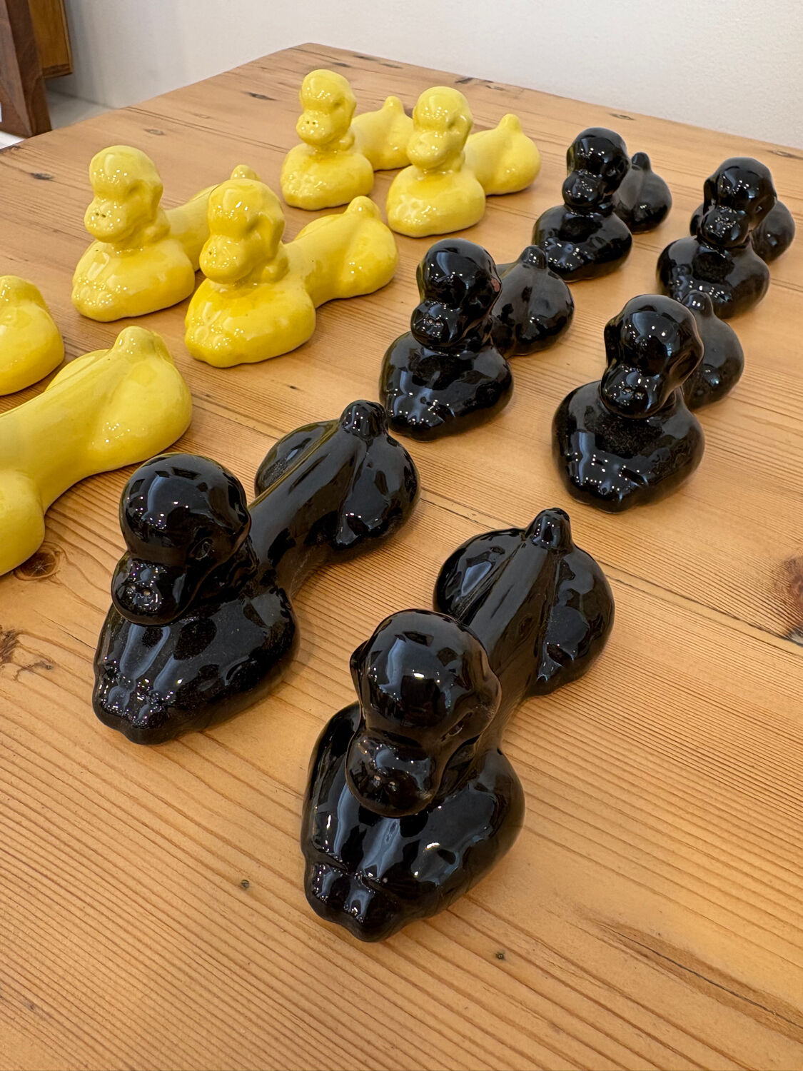 Box of 12 dog-shaped cutlery rests in yellow and black majolica.