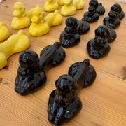 Box of 12 dog-shaped cutlery rests in yellow and black majolica.