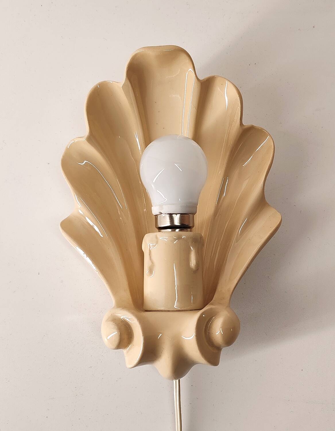 Beige ceramic shell lamp wall lamp from the 40s