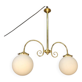 Lustre de brasserie à deux opalines blanches