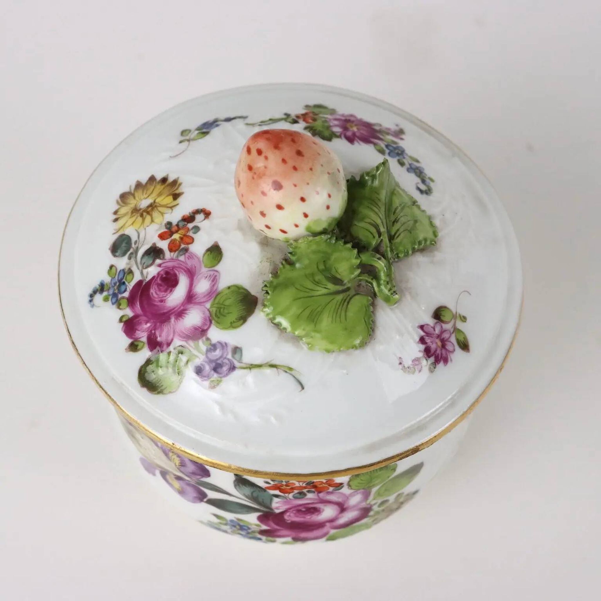 Sucrier ancien en porcelaine blanche peinte, Europe