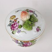 Sucrier ancien en porcelaine blanche peinte, Europe