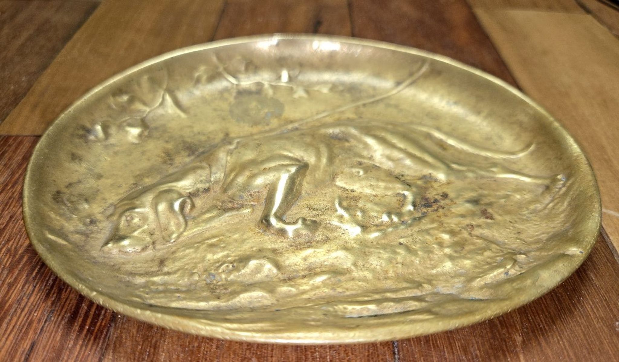 tray / gilded bronze bowl depicting a hunting dog