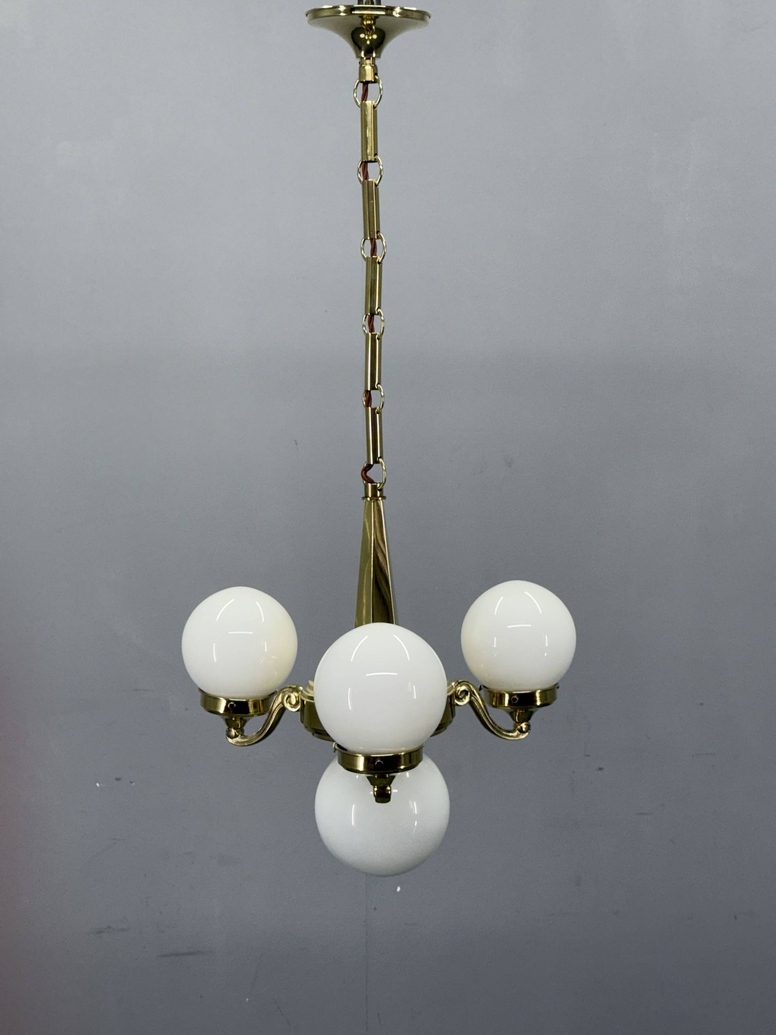 Chandelier en laiton et verre opalin Art Déco, années 1930