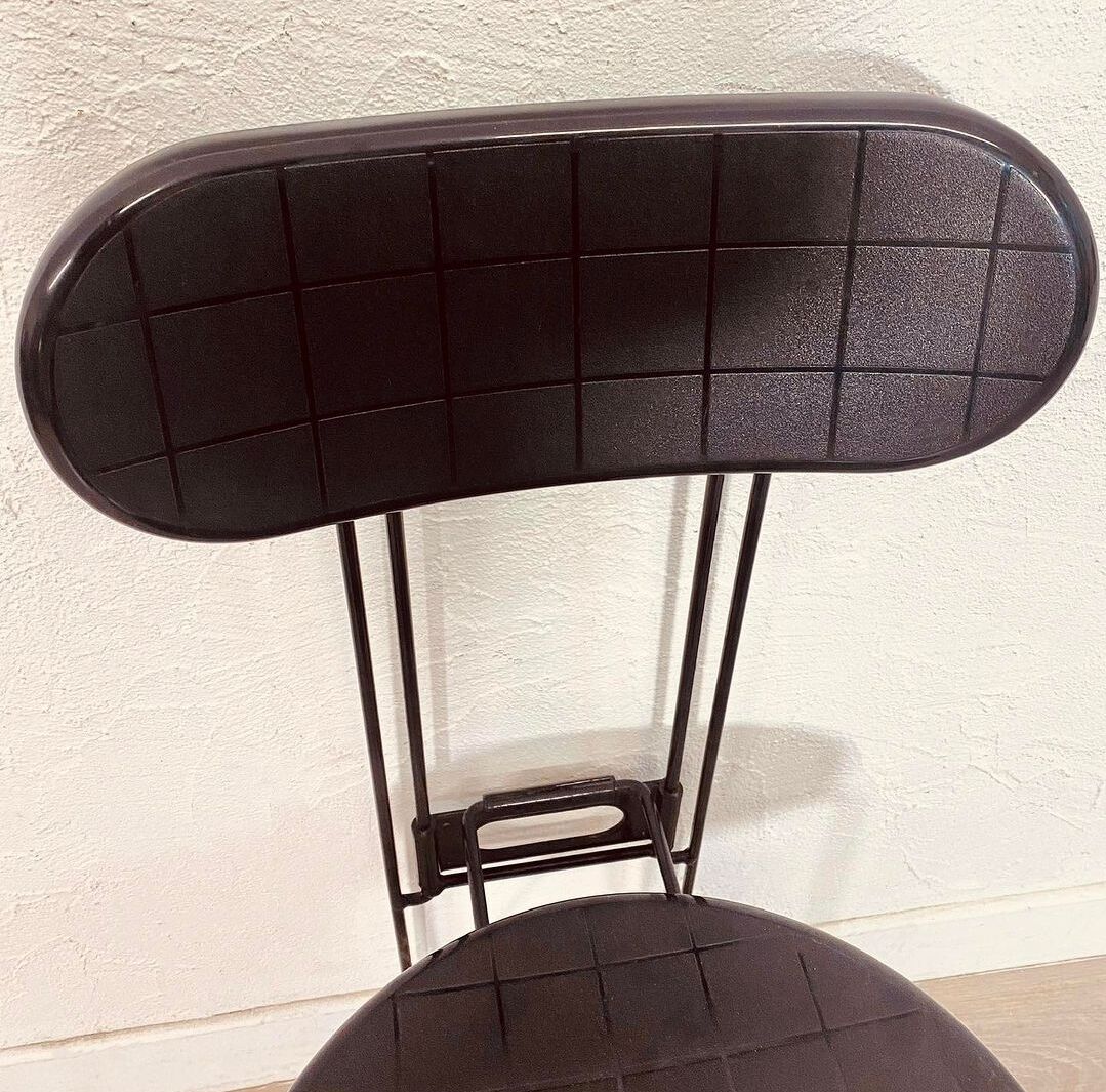 Chaise pliante "Cricket" de Andries Van Onck et Kazuma Yamaguchi
