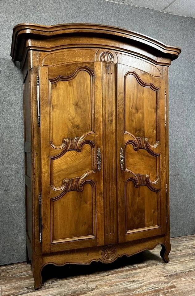 Armoire Louis XV Charolaise en noyer massif d'époque XVIII siècle