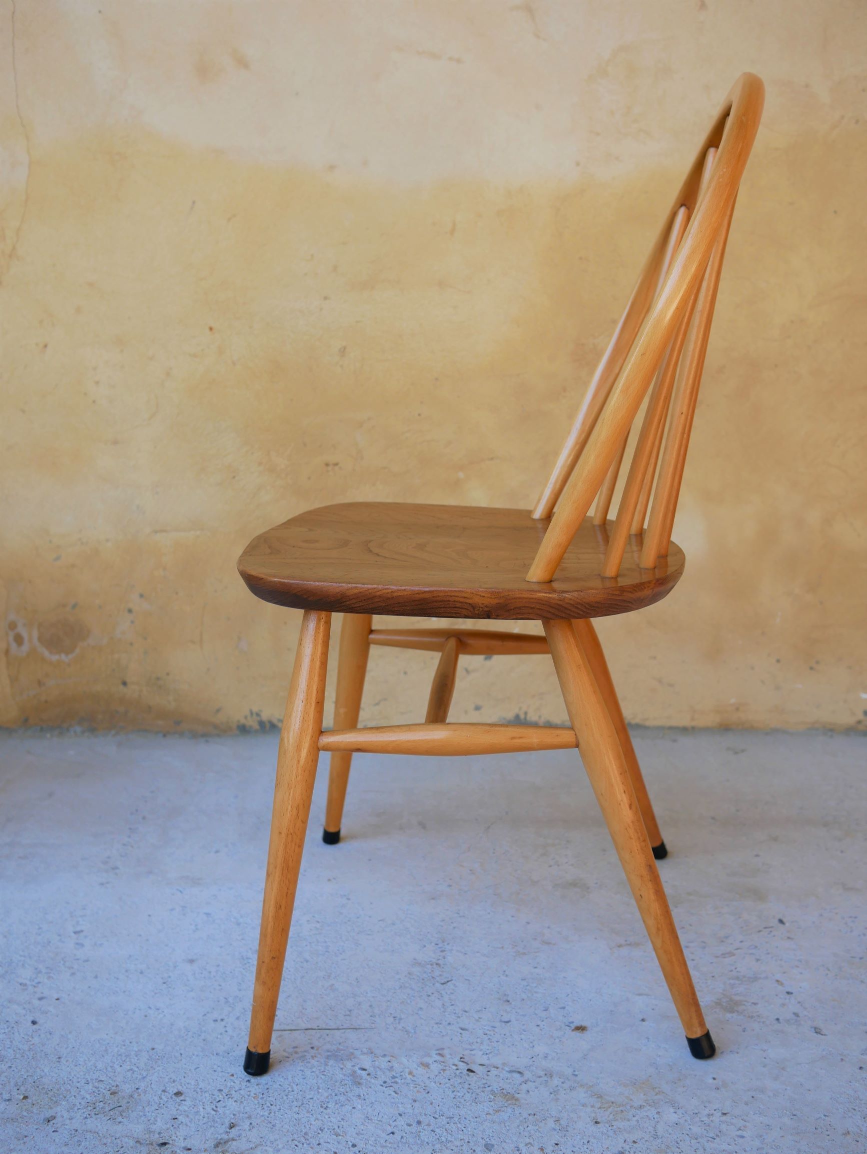 Série de 4 chaises « Windsor » par L. Ercolani pour les éditions Ercol
