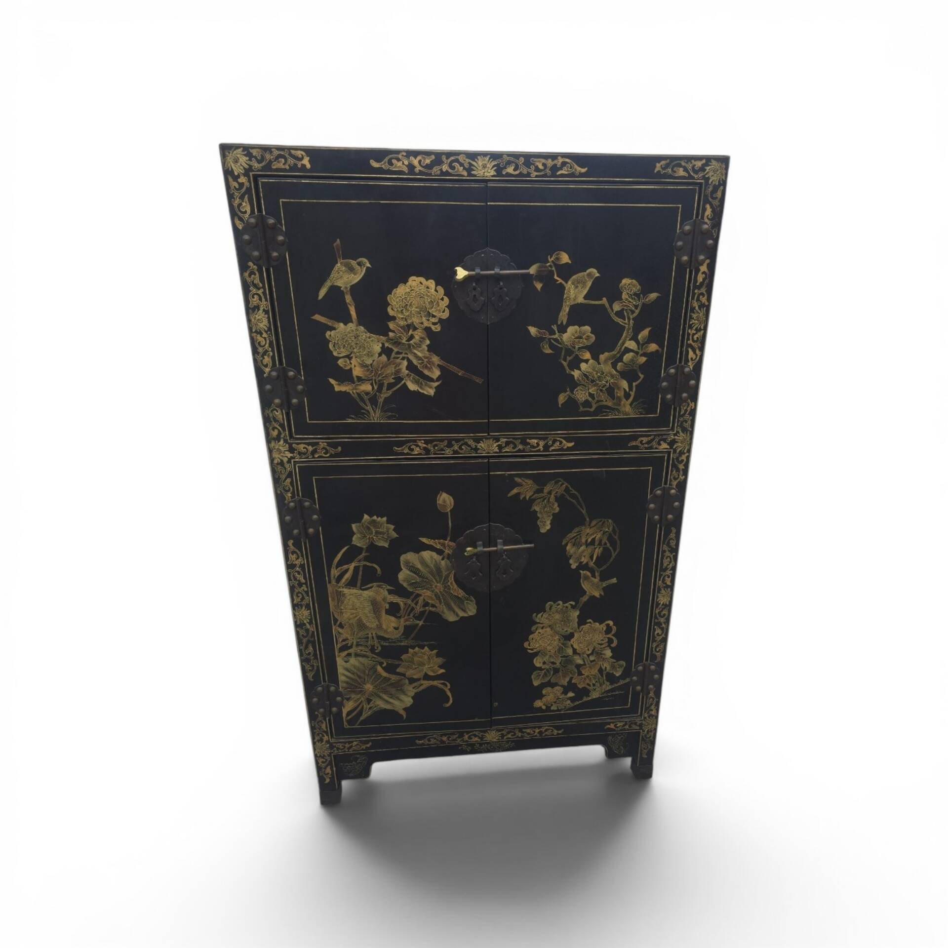 Lacquered wooden Chinese cabinet