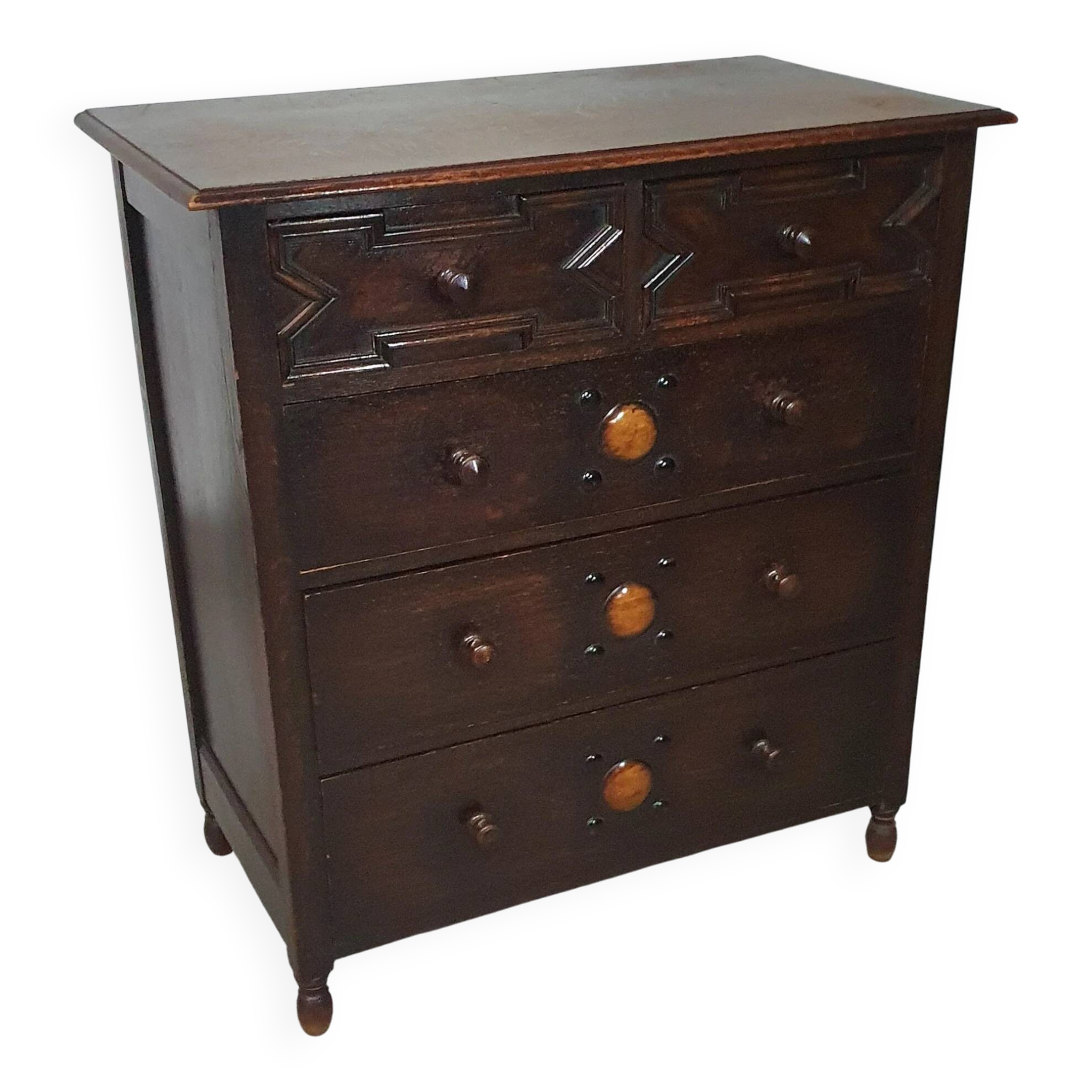 Particularly cool English chest of drawers. Dated (Charles 2 era). Made of solid oak with beautiful patina.