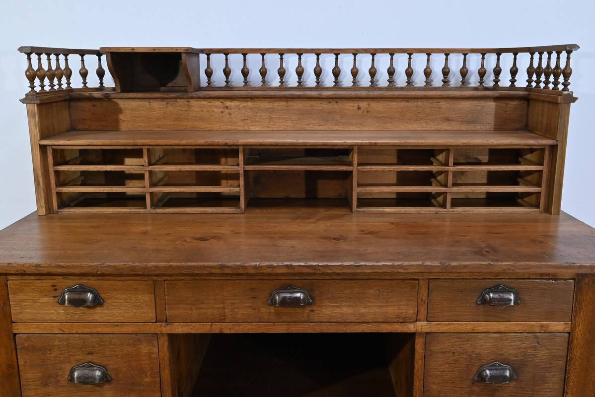 Oak apothecary counter – 1920