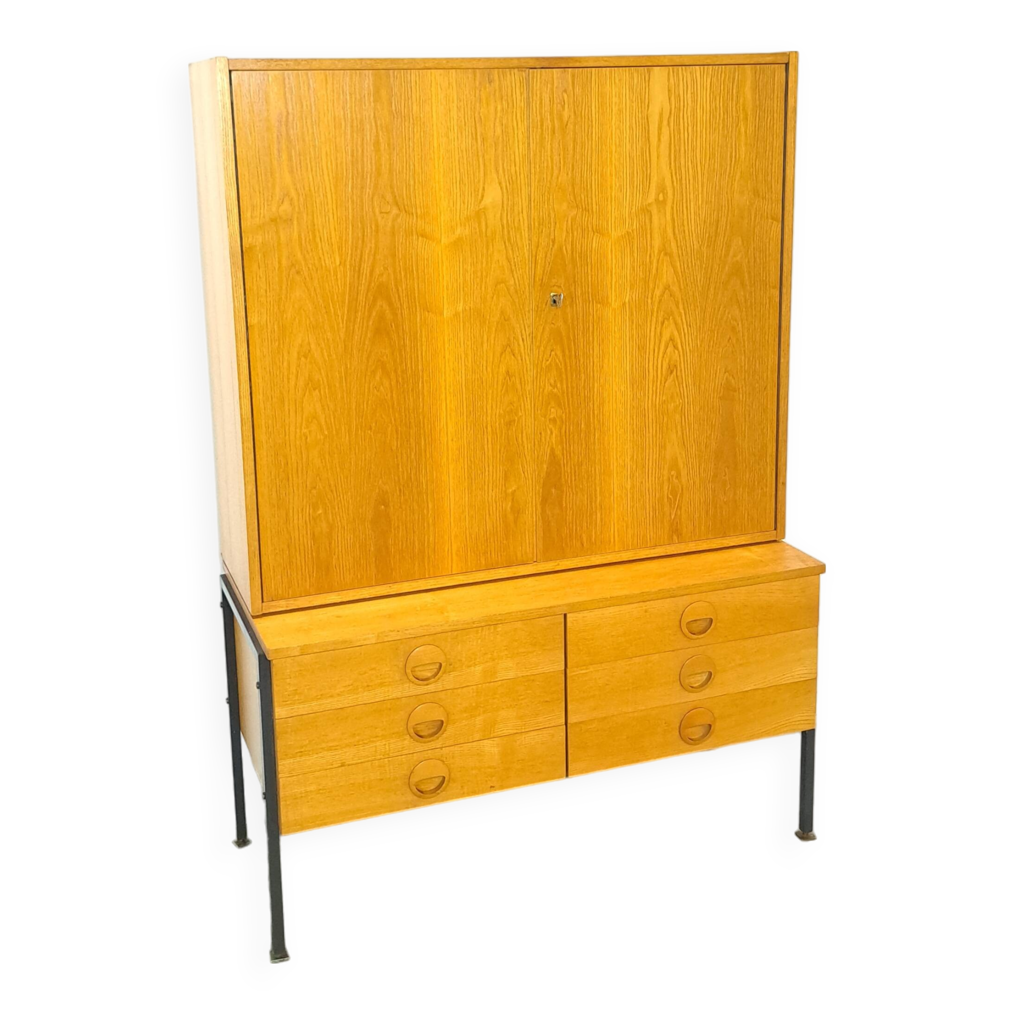 Armoire en placage Hellerau avec pieds et tiroirs en acier