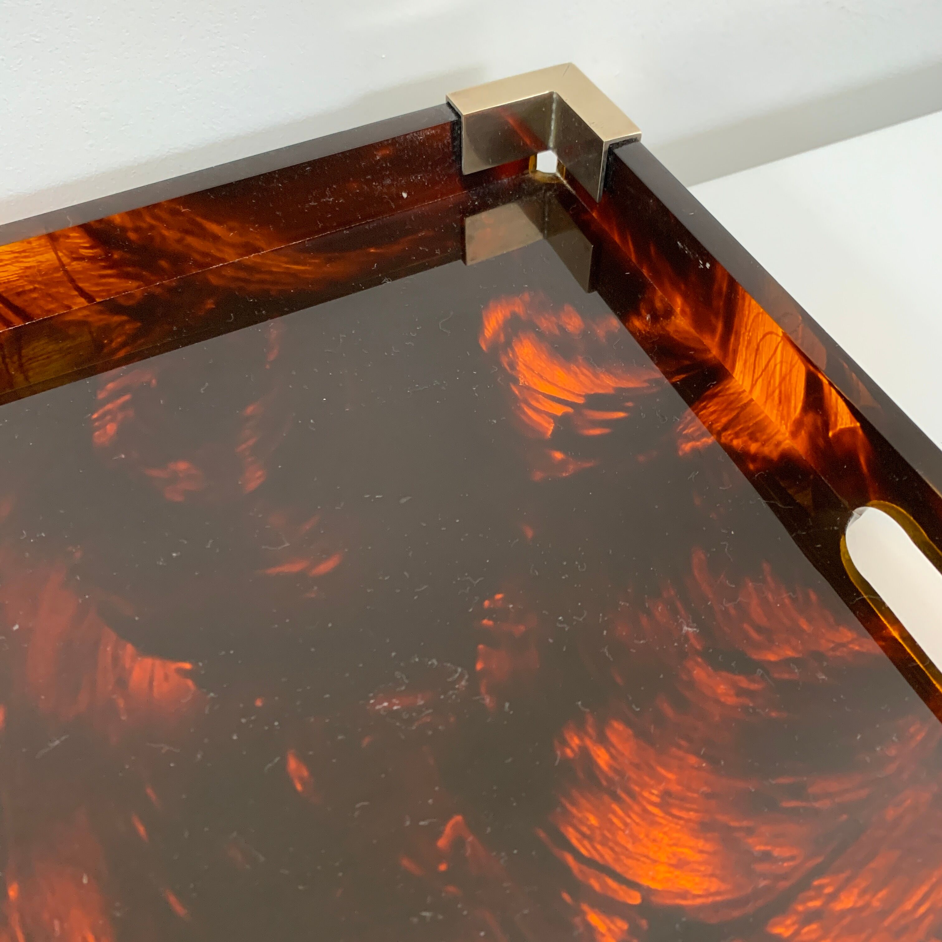 Plateau de service laiton et lucite facon ecaille de tortue