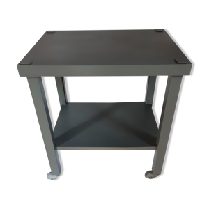 Table de bureau en fer à roulettes
