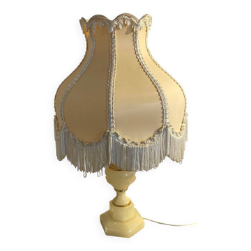 Lampe en albâtre, abat-jour festonné à franges, années 1930-1940