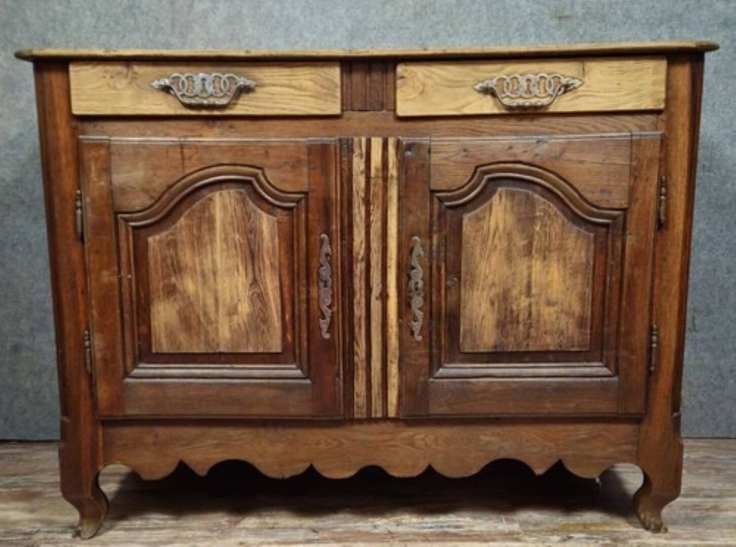 Buffet - very Louis XV style in solid oak from the 18th century.