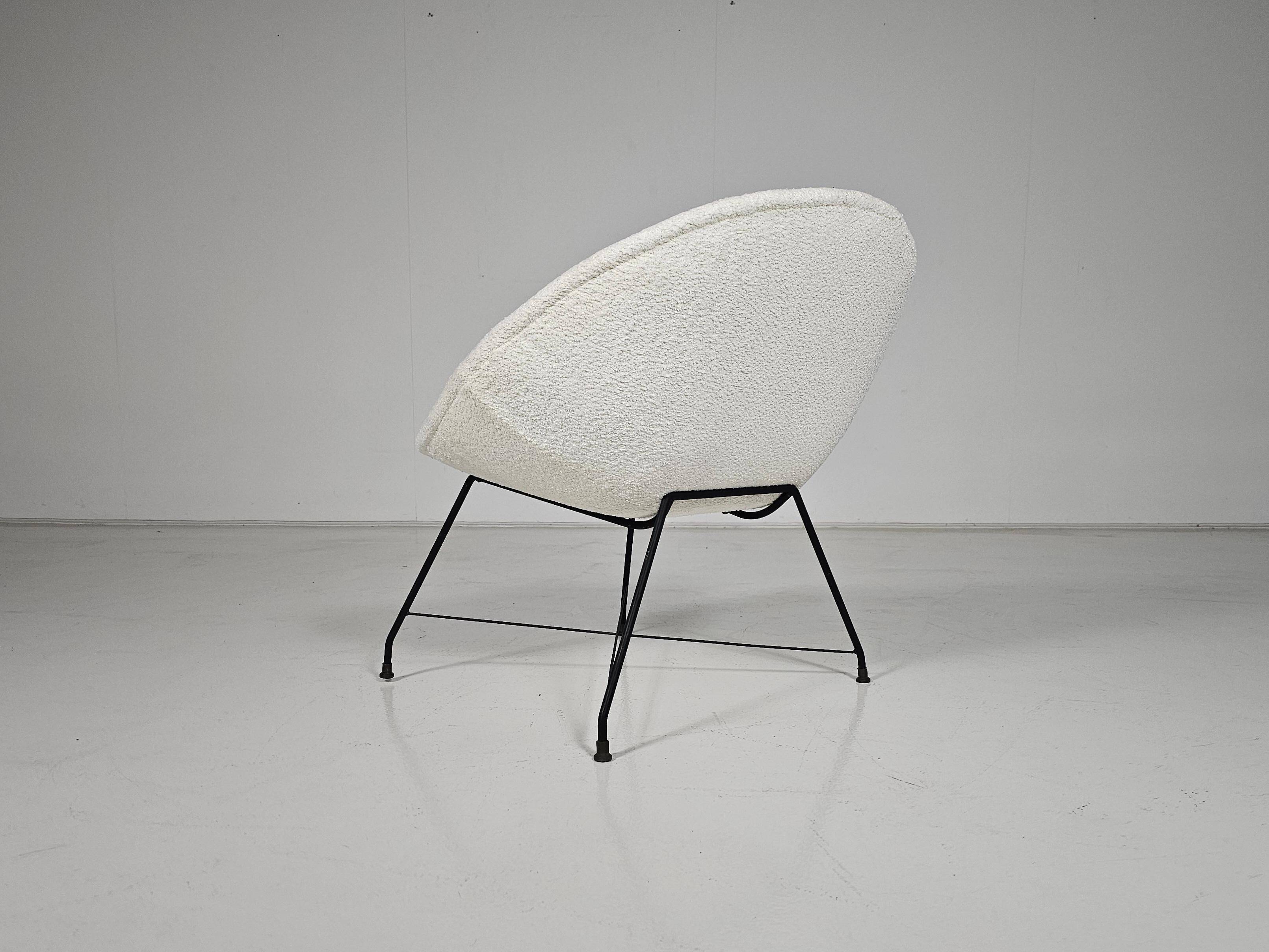 'Minoletta' cream boucle chaise longue by Augusto Bozzi for Saporiti, 1950s