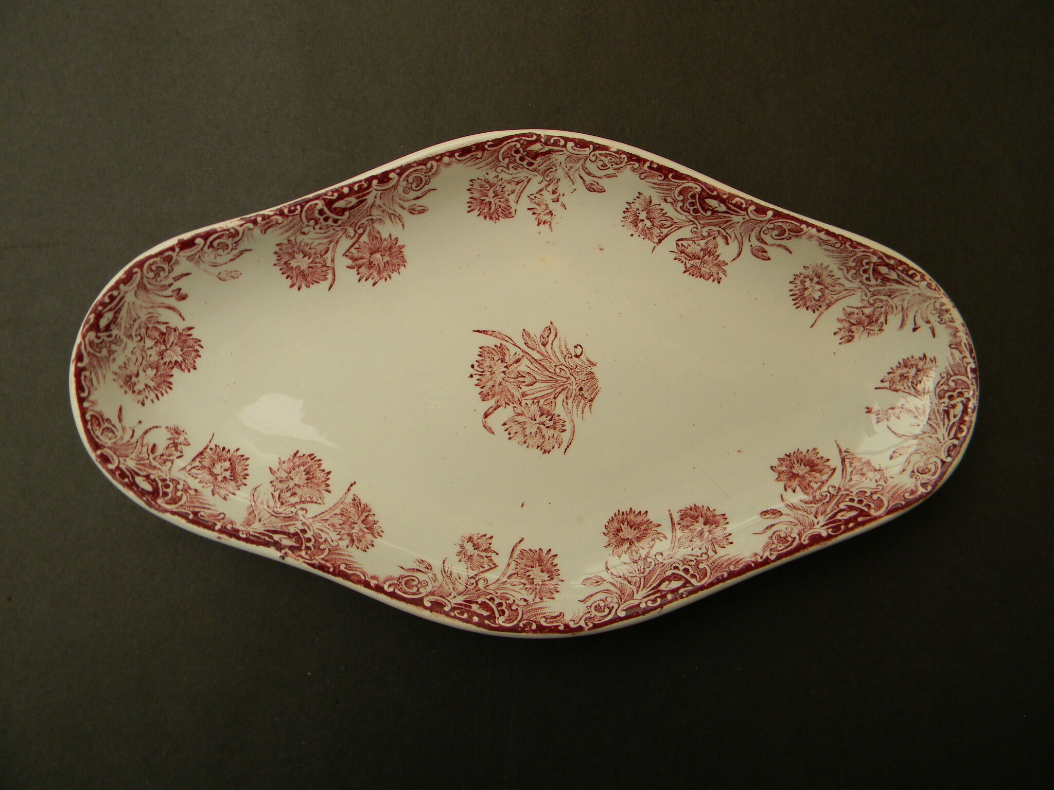 Ravier old in faience. Carnation decoration