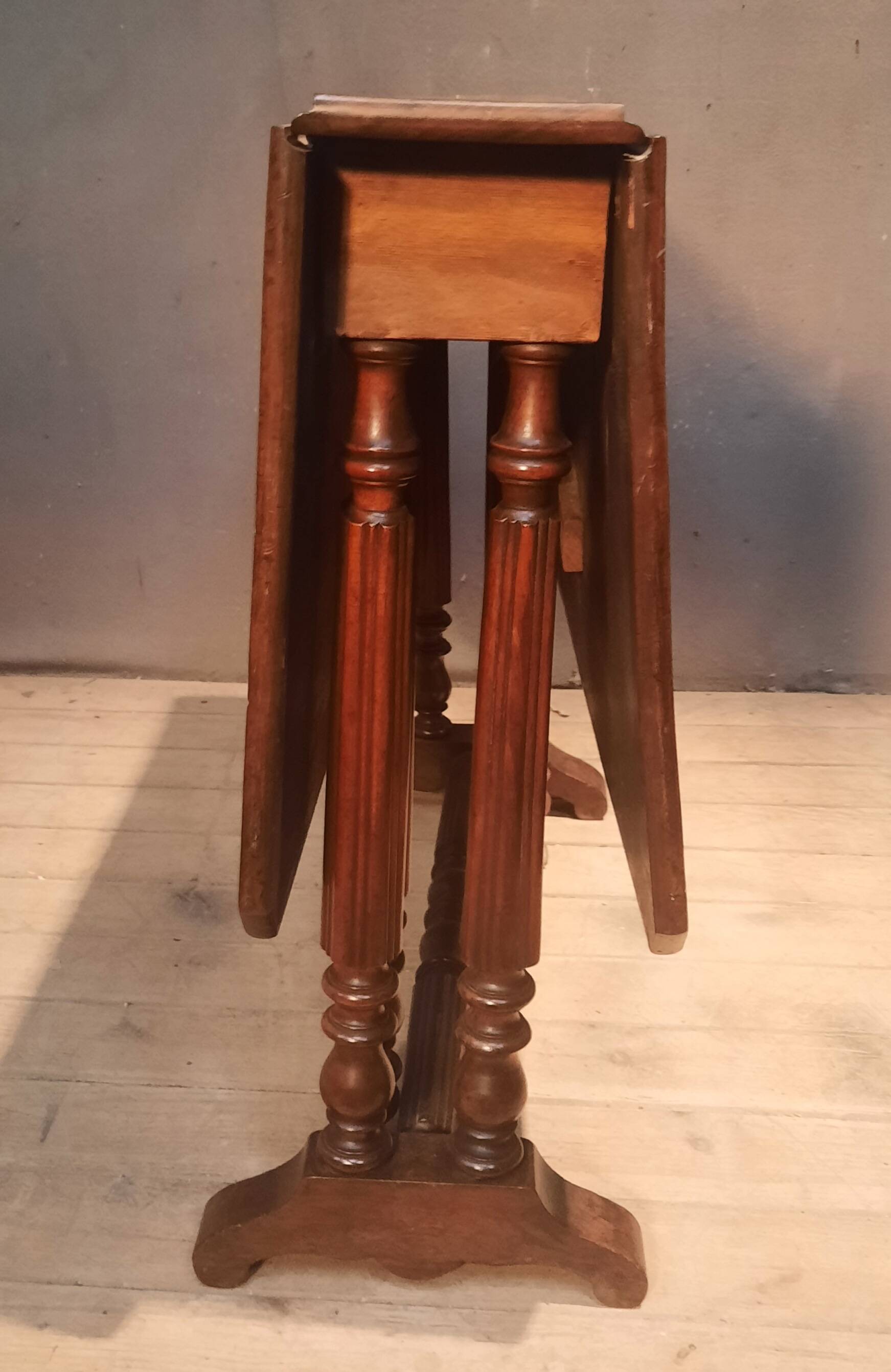 Drop-leaf table known as "Get Leg"