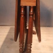 Drop-leaf table known as "Get Leg"