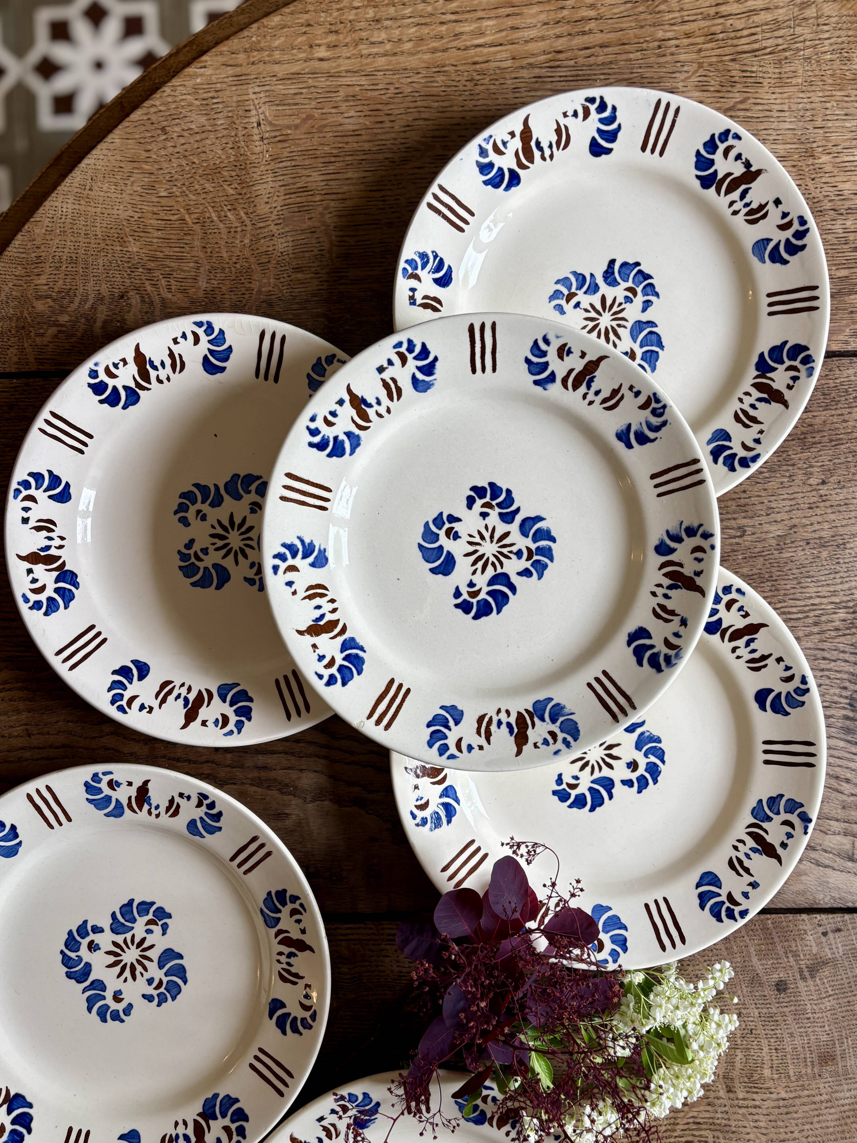 Set of 6 antique plates in the Laval pattern.