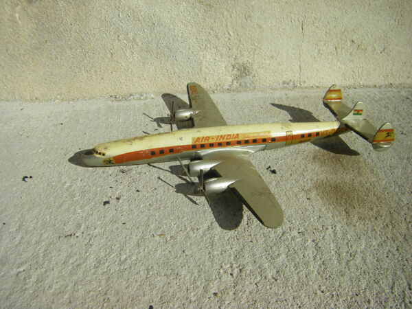 Avion en aluminium ancien