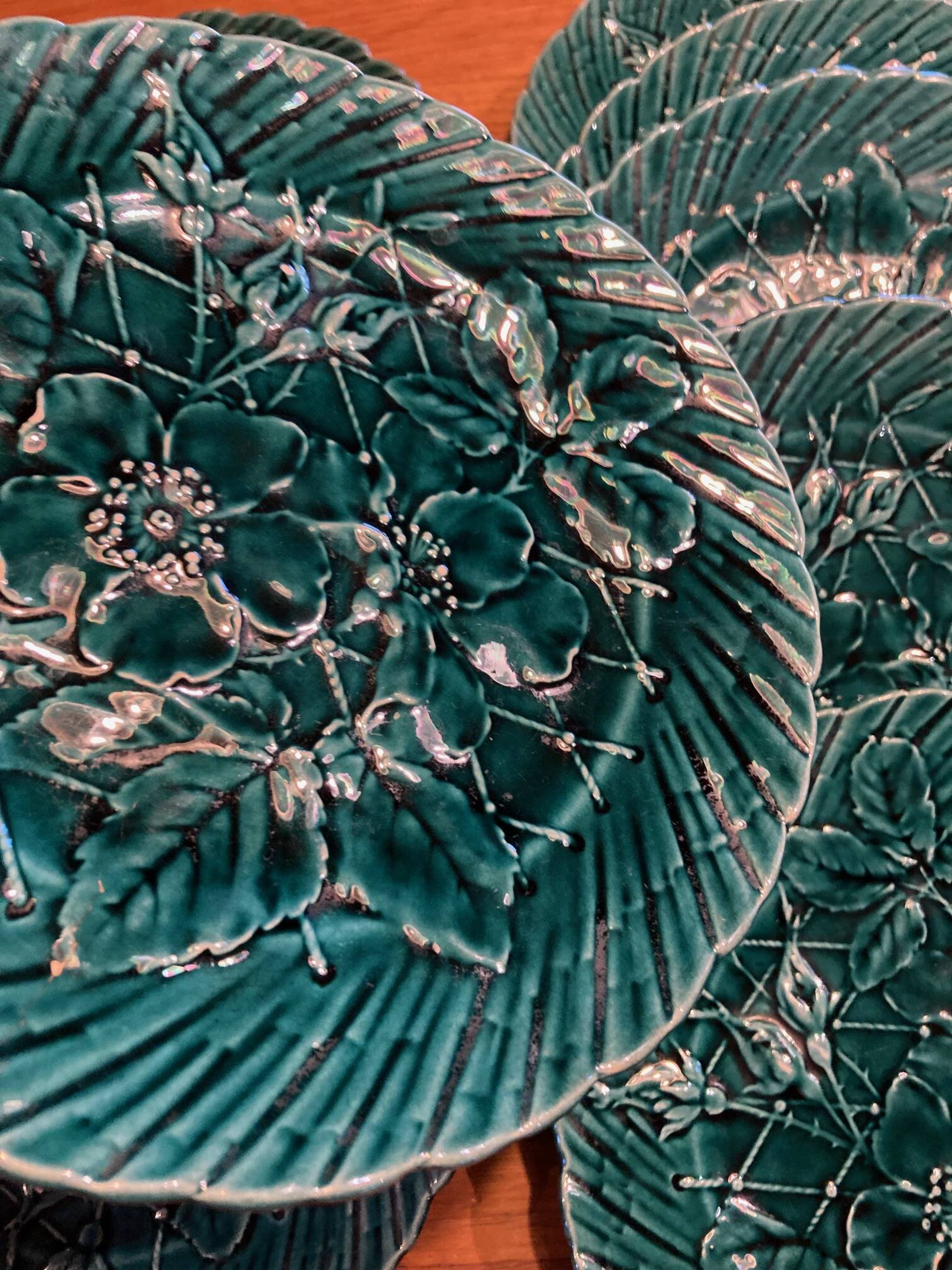 Set of 10 green earthenware dessert plates with a finely embossed floral pattern