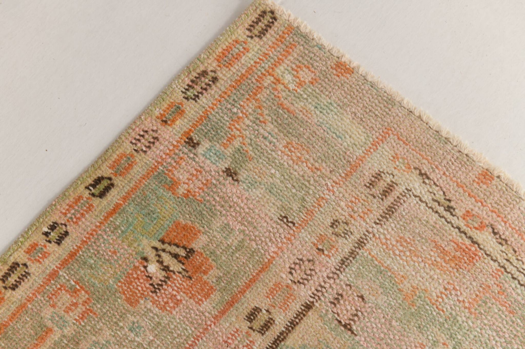 Tapis vintage rouge pâle