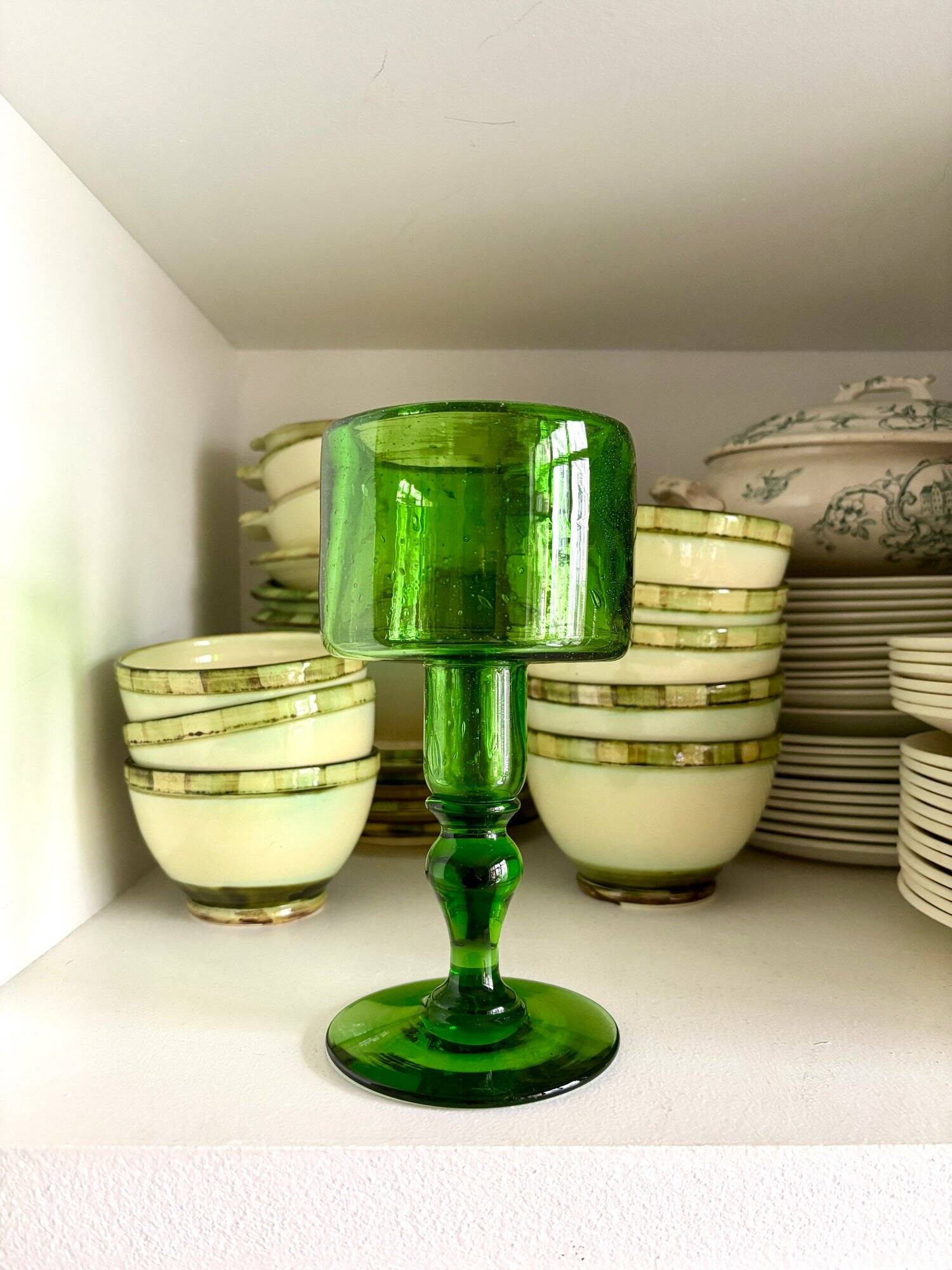 Vase en verre soufflé vert