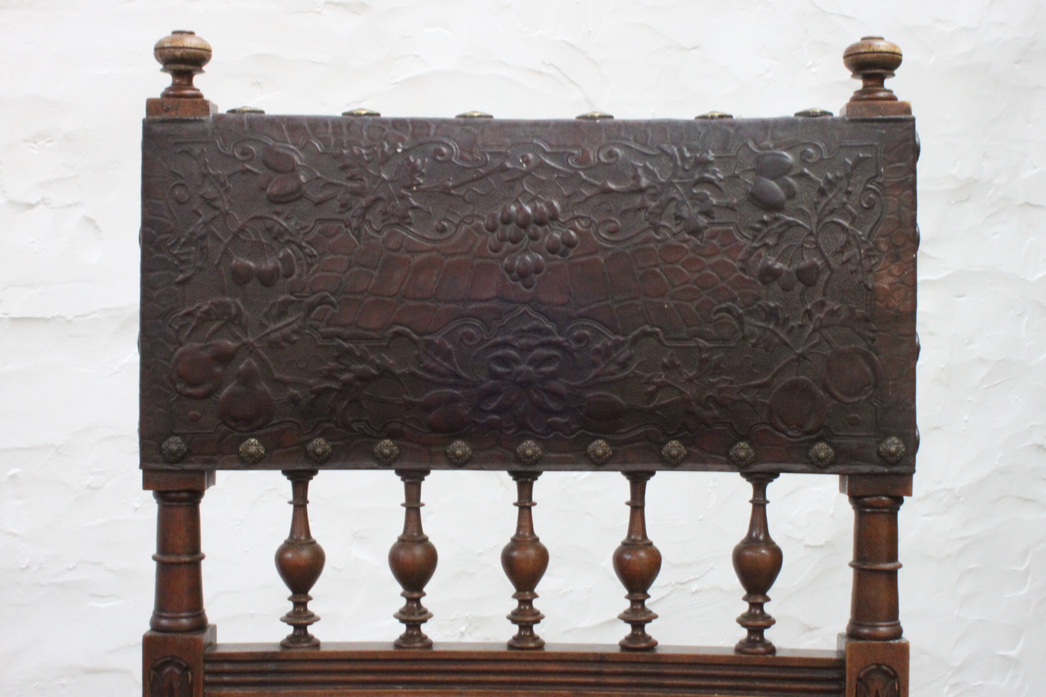 Ensemble de 3 chaises Renaissance en chêne et cuir gaufré, 19ème siècle, Belgique