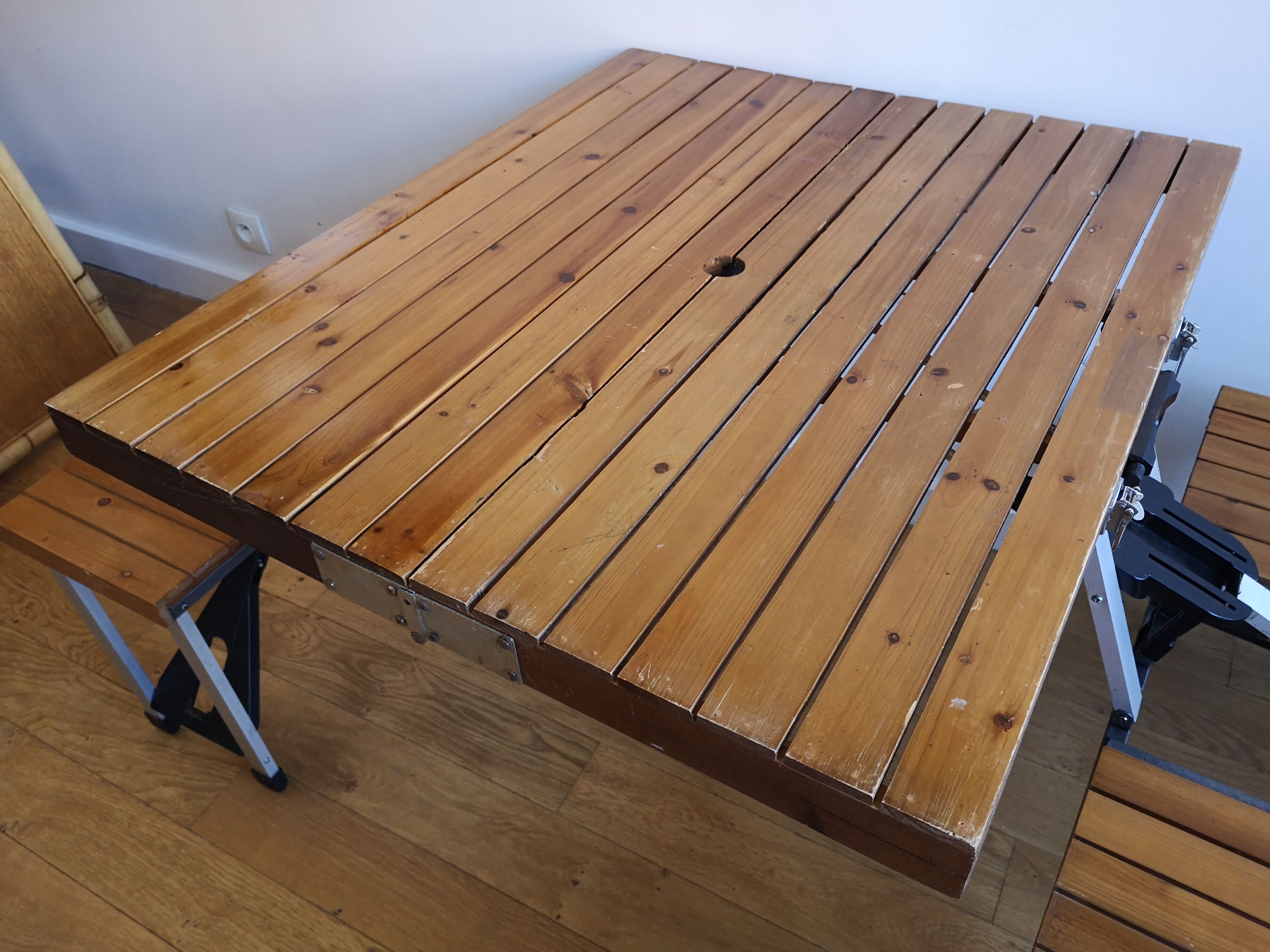 Folding wood picnic table