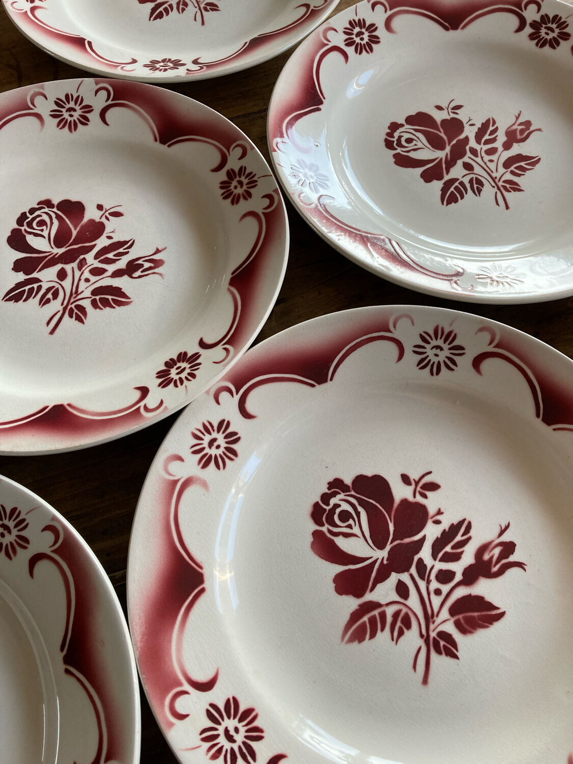 Pink plates iron earth amandinoise