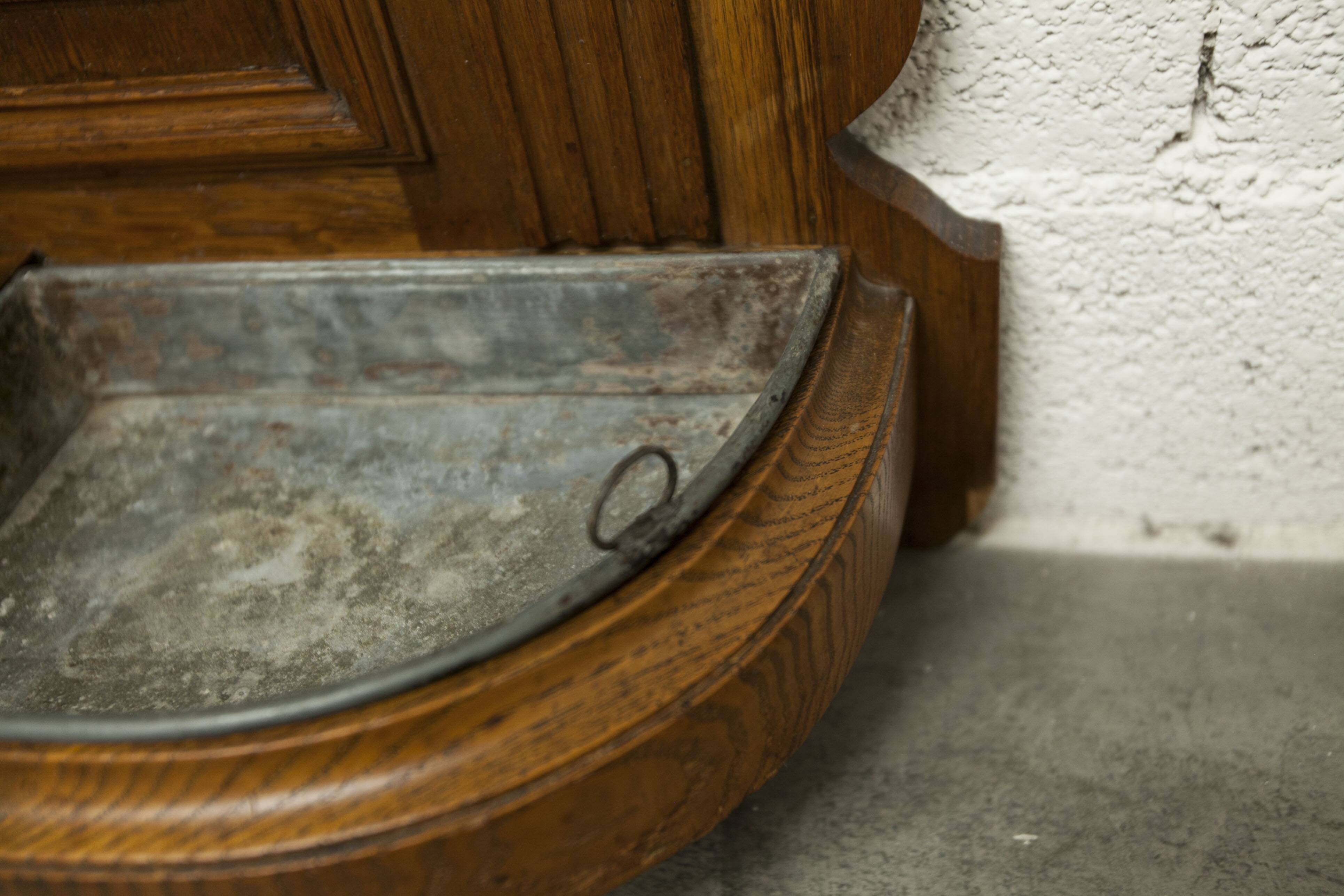 Vestiaire Napoléon III en noyer fin 19e, 3 miroirs, marbre, 8 patères