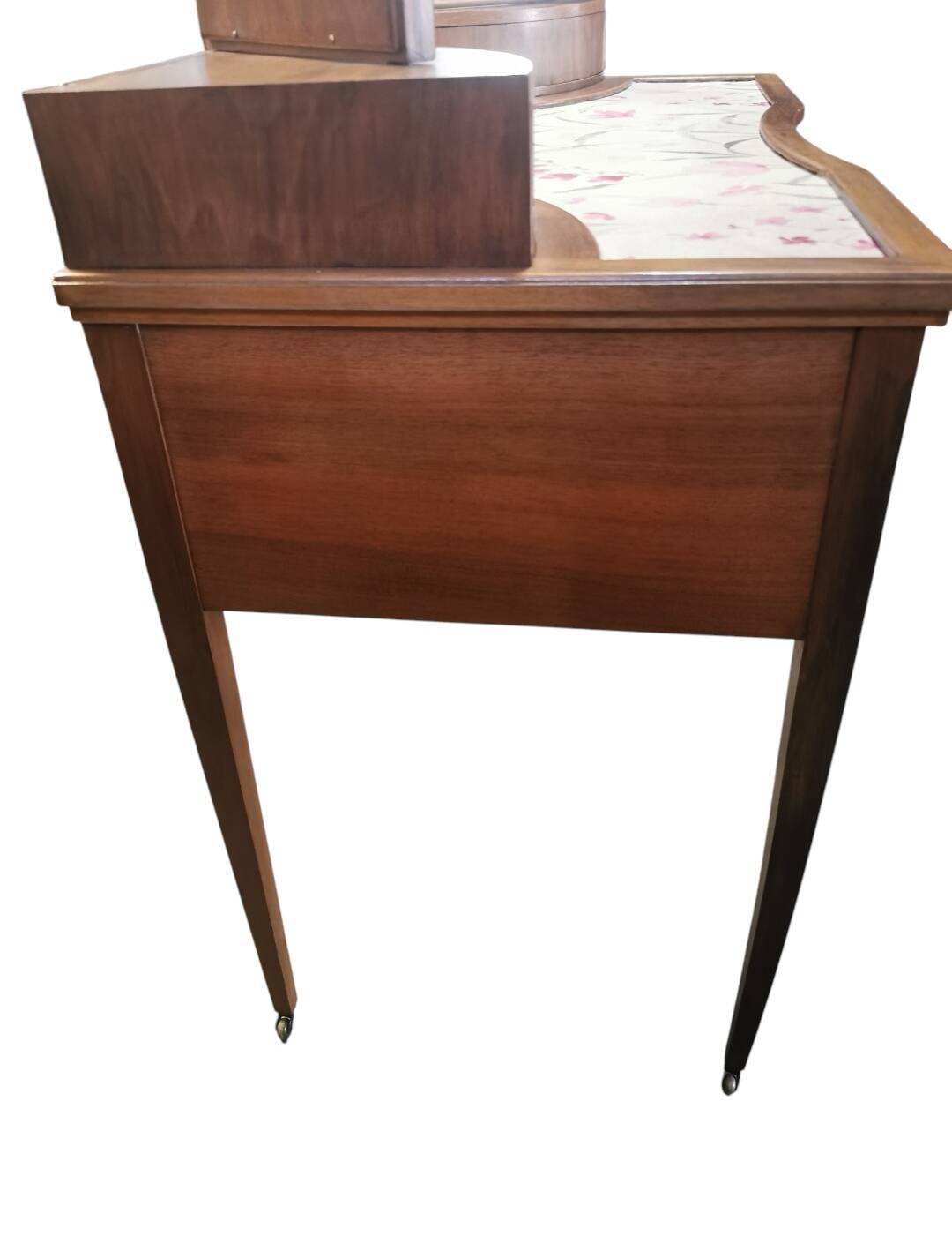 Dressing table with a triptych mirror