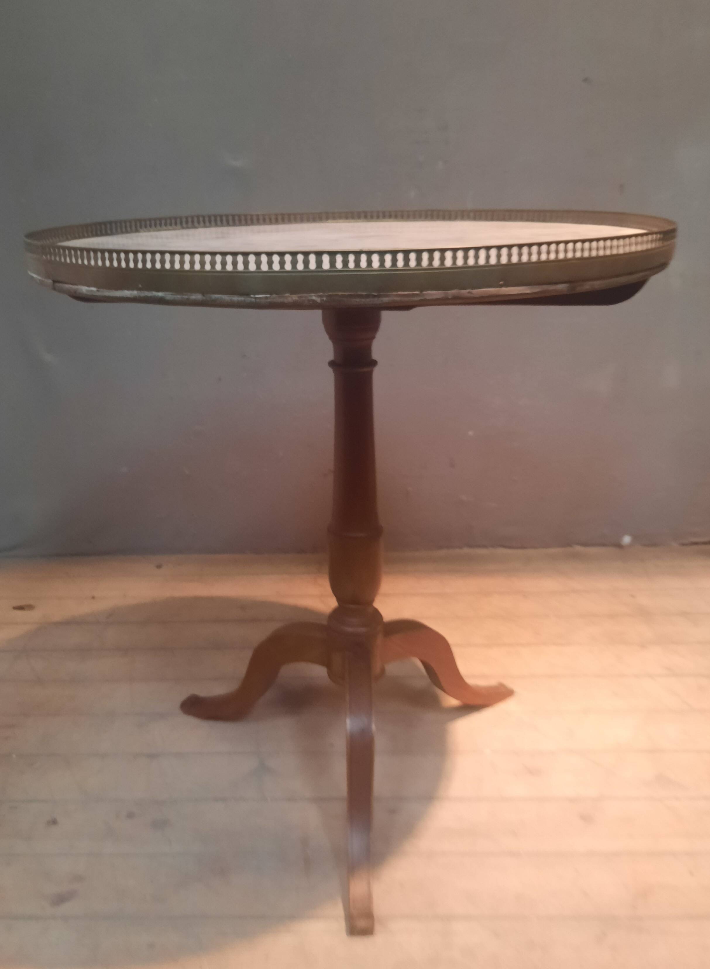 Gueridon circulaire dessu marbre blanc