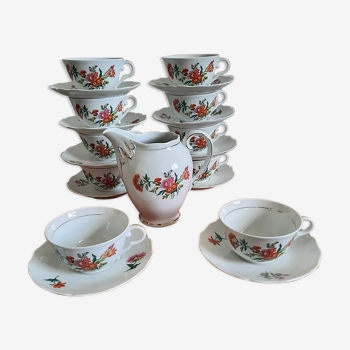 10 tasses à thé en porcelaine et 1 pot à lait