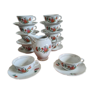 10 tasses à thé en porcelaine et 1 pot à lait