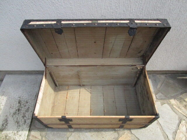 Trunk/old wooden chest