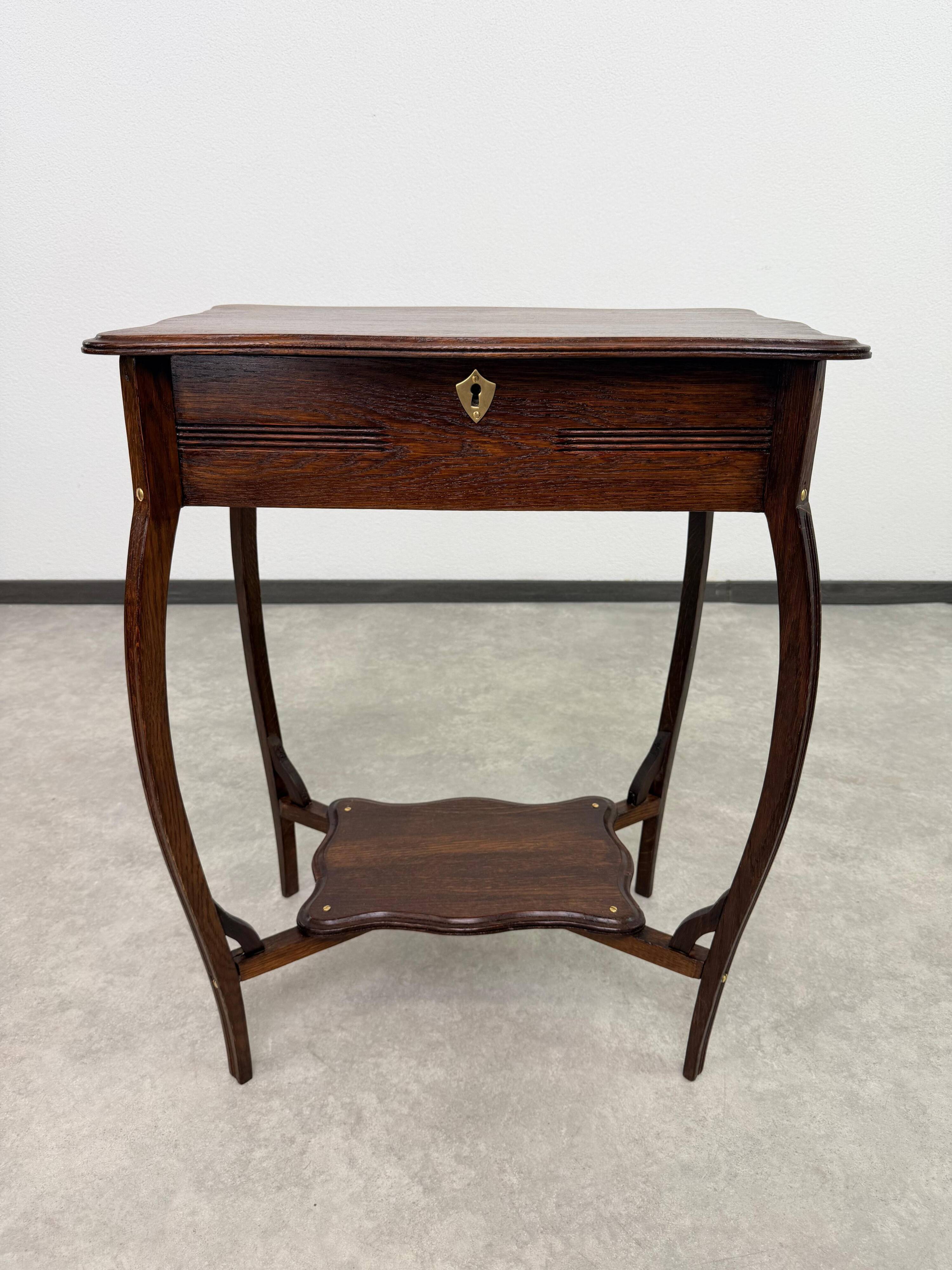 Table d'appoint de coiffeuse ancienne avec couvercle à charnières
