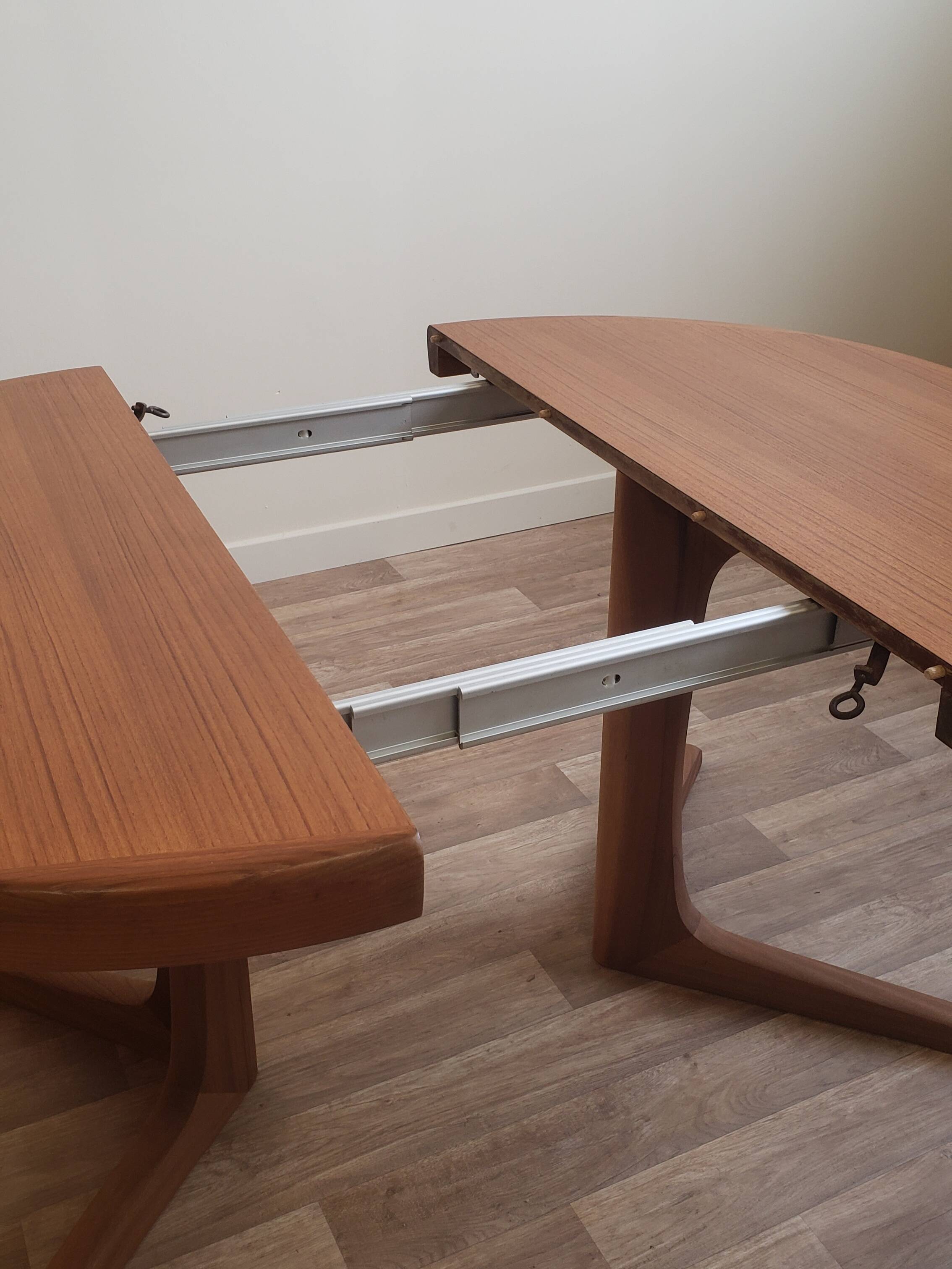 Baumann extendable round table