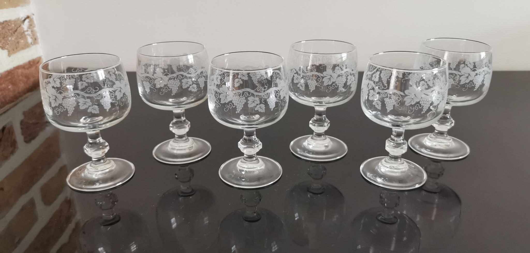 Set of 6 wine glasses on feet decoration grapes and vine shoot