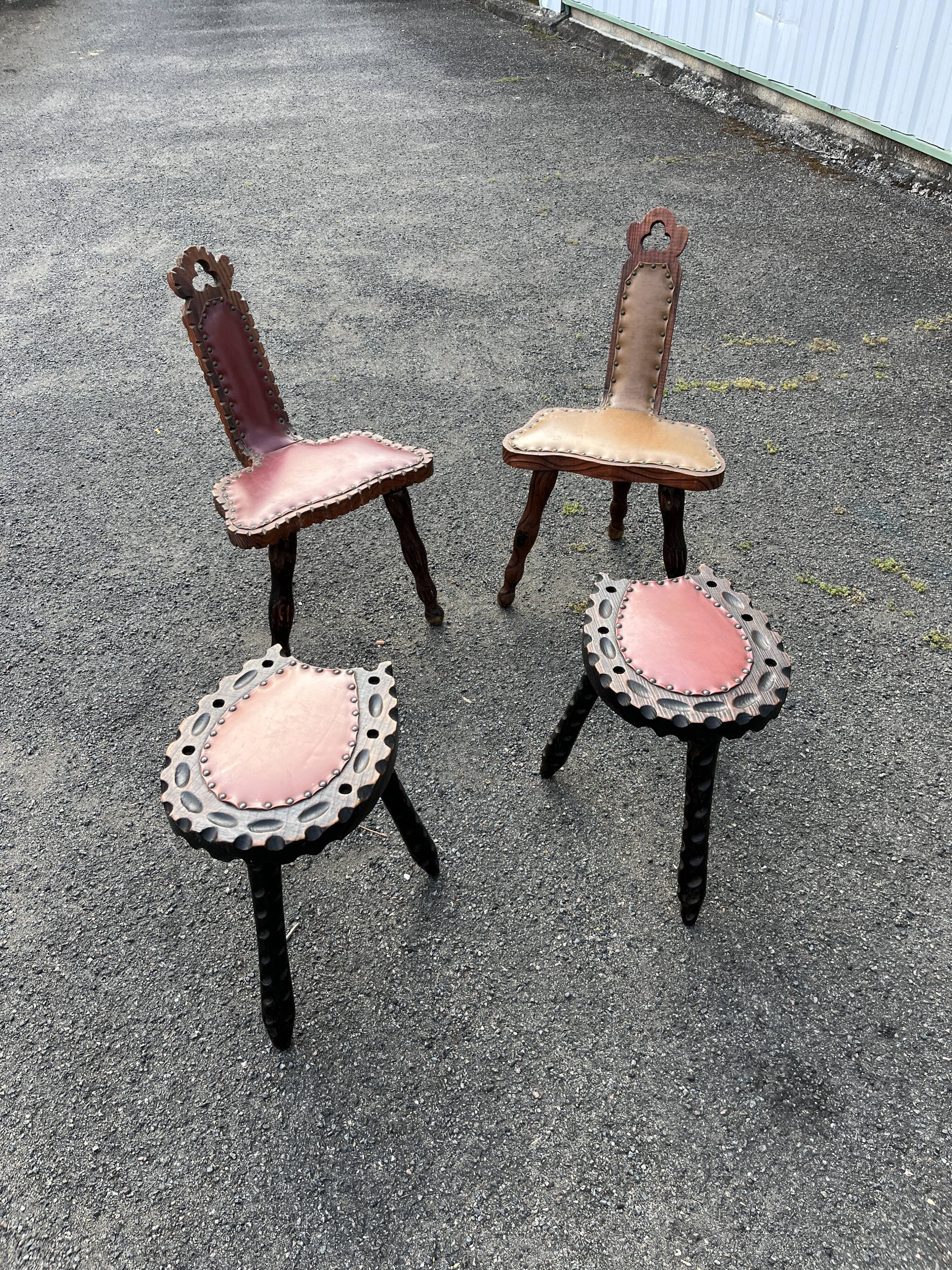Lot de 2 chaises et 2 tabourets rustiques – cuir clouté et bois sculpté