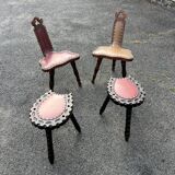 Lot de 2 chaises et 2 tabourets rustiques – cuir clouté et bois sculpté